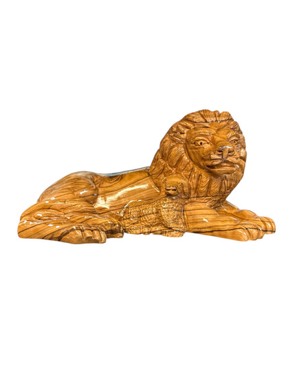 Lion and the Lamb – Hand-Carved Olive Wood Sculpture (4.5″ × 8″ × 4.5″)